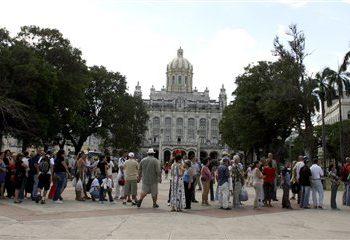 300 mil cubano-españoles a la espera de regularización